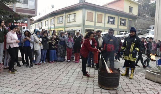 S.Y.D FAZIL BOYNER ÖĞRENCİ YURDUNDA YANGIN TATBİKATINDA İLGİNÇ ANLAR YAŞANDI..